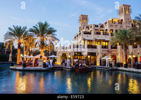 Dubaï, Émirats arabes unis - Novembre 15 : vue de la nuit de Madinat Jumeirah hotel, le 15 novembre 2012, DUBAÏ, ÉMIRATS ARABES UNIS. Madinat Jumeirah - Luxe 5 st Banque D'Images