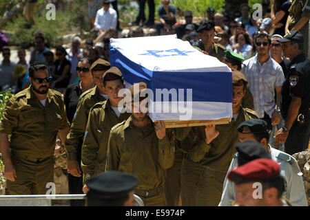 Frontière de Gaza. 23 juillet, 2014. Des soldats israéliens portent le cercueil de Max Steinberg, une brigade Golani sharpshooter enrôlé dans l'armée israélienne en décembre 2012, lors des funérailles sur le Mont Herzl, à Jérusalem, le 23 juillet 2014. Steinberg, originaire de Los Angeles, aux États-Unis, a été tué dans l'action du jour au lendemain le dimanche lorsque la brigade Golani largement exploité dans la bande de Gaza. Source : Xinhua/Alamy Live News Banque D'Images