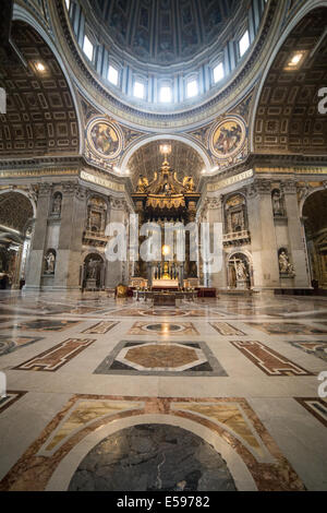 Intérieur de st. la basilique Saint-Pierre avec vue vers le bas en couloir pour modifier à la fin Banque D'Images