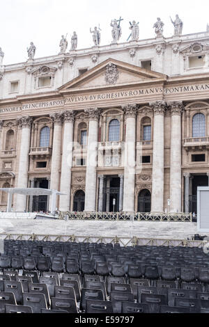 Basilique Saint Pierre avec des rangées de sièges vides à l'avant Banque D'Images