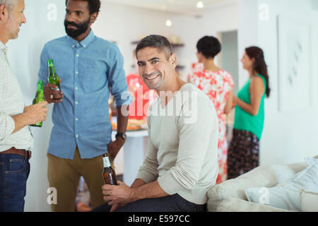 Man smiling at party Banque D'Images