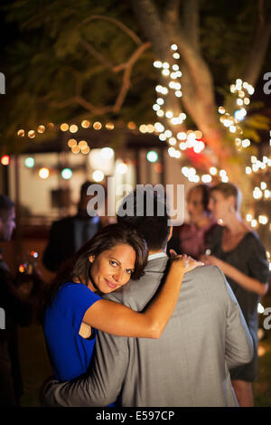 Couple hugging at party Banque D'Images