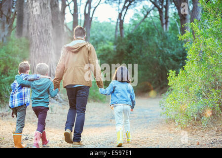 Les élèves et le professeur walking in forest Banque D'Images