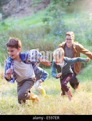 Enfants courant dans le champ Banque D'Images