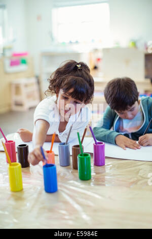 Les élèves en classe de peinture Banque D'Images