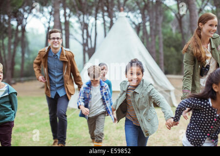 Les enseignants et les élèves dans la forêt à pied Banque D'Images