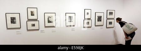 Berlin, Allemagne. 24 juillet, 2014. Une femme regarde des photos par le photographe américain Walker Evans dans l'exposition 'Walker Evans. Un travail de vie' au Martin-Gropius-Bau à Berlin, Allemagne, 24 juillet 2014. L'exposition présente plus de 200 estampes originales par le célèbre American photographert (1903-1975). Photo : WOLFGANG KUMM/dpa/Alamy Live News Banque D'Images