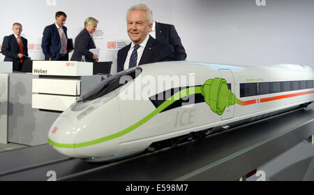 Berlin, Allemagne. 24 juillet, 2014. Président directeur général de Deutsche Bahn (DB) Ruediger Grube quitte la salle après la conférence de presse mi-annuelle DB avec son administration à Berlin, Allemagne, 24 juillet 2014. Photo : RAINER JENSEN/dpa/Alamy Live News Banque D'Images