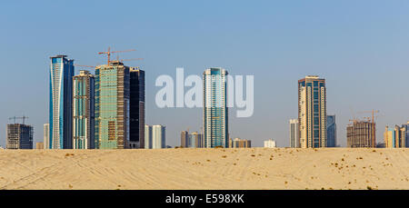 SHARJAH, ÉMIRATS ARABES UNIS - Novembre 01, 2013 : Désert de Sable et ville moderne à Sharjah. C'est l'émirat plus industrialisés dans les EAU. Banque D'Images