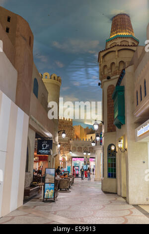 Dubaï, Émirats arabes unis-novembre 02 : intérieur Ibn Battuta Mall store le 02 novembre 2013. Chaque vente est décorée dans le style d'diffèrent Banque D'Images