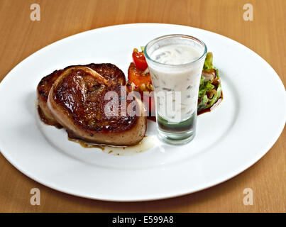 Médaillon de filet de bœuf grillé avec sauce Banque D'Images