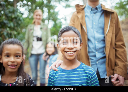 Étudiants et enseignants smiling in forest Banque D'Images