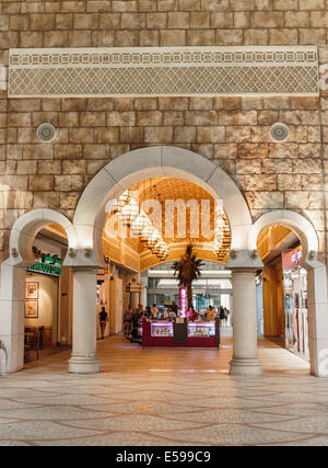 Dubaï, Émirats arabes unis-novembre 02 : intérieur Ibn Battuta Mall store le 02 novembre 2013. Chaque vente est décorée dans le style d'diffèrent Banque D'Images