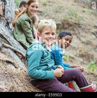 Étudiants et enseignants smiling in forest Banque D'Images