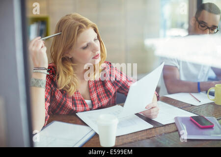 Woman working in cafe Banque D'Images