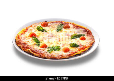 Pizza au jambon, tomates, fromage et herbes isolé sur fond blanc Banque D'Images