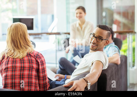 People smiling in office lobby Banque D'Images