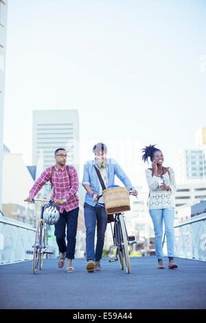 Friends walking on city street Banque D'Images