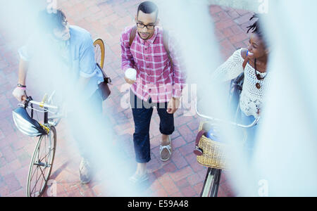 Friends walking on city street Banque D'Images