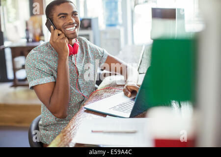 Man working at conference table Banque D'Images