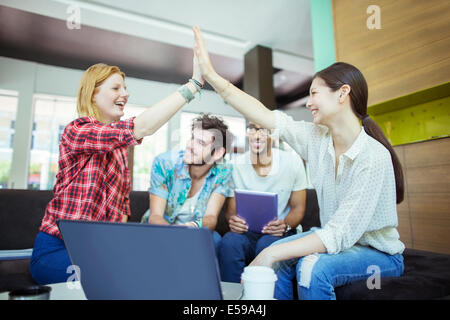 Personnes haute fiving in office Banque D'Images