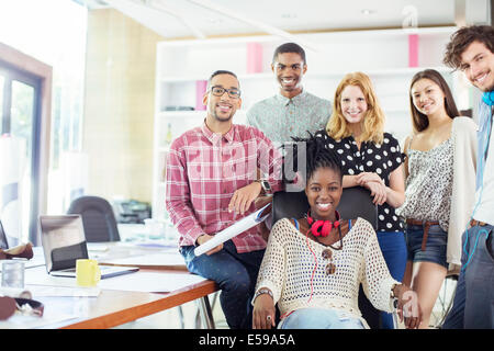 People smiling together in office Banque D'Images