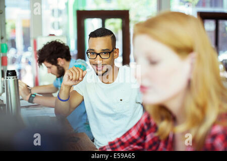 Homme travaillant dans cafe Banque D'Images