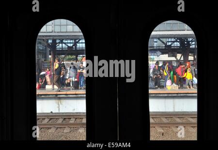 Jakarta, Indonésie. 24 juillet, 2014. Pour les trains passagers attendent de retourner dans leur village à Pasar Senen gare à Jakarta, Indonésie, le 24 juillet 2014. Les musulmans à travers l'Indonésie passer de grandes villes dans leur village pour célébrer le musulman Eid al-Fitr festival le 28 et 29 juillet, qui marque la fin du Ramadan. Agung © Kuncahya B./Xinhua/Alamy Live News Banque D'Images