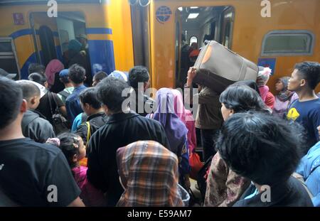 Jakarta, Indonésie. 24 juillet, 2014. Les passagers monter dans un train pour retourner dans leur village à Pasar Senen gare à Jakarta, Indonésie, le 24 juillet 2014. Les musulmans à travers l'Indonésie passer de grandes villes dans leur village pour célébrer le musulman Eid al-Fitr festival le 28 et 29 juillet, qui marque la fin du Ramadan. Agung © Kuncahya B./Xinhua/Alamy Live News Banque D'Images