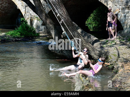 Tamise à Wolvercote, Oxford, Oxfordshire, Angleterre. 24 juillet, 2014. De se rafraîchir dans la Tamise à Wolvercote dans le temps chaud, Oxford, Oxfordshire.UK. 10 Sam Robertson, et sa sœur Jessica 9, surveillés par leur père Craig Crédit : Denis Kennedy/Alamy Live News Banque D'Images