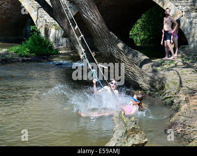 Tamise à Wolvercote, Oxford, Oxfordshire, Angleterre. 24 juillet, 2014. De se rafraîchir dans la Tamise à Wolvercote dans le temps chaud, Oxford, Oxfordshire.UK. 10 Sam Robertson, et sa sœur Jessica 9, surveillés par leur père Craig Crédit : Denis Kennedy/Alamy Live News Banque D'Images