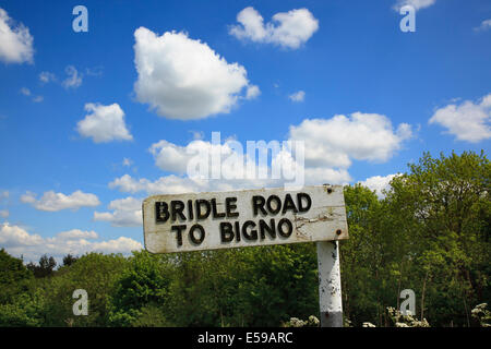 L'Angleterre, West Sussex, Sutton, vue sur les South Downs signe à Bignor des piétons. Banque D'Images