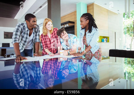 Les gens qui travaillent ensemble à conference table Banque D'Images