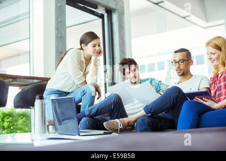 Les gens qui travaillent ensemble à l'office de tourisme Banque D'Images