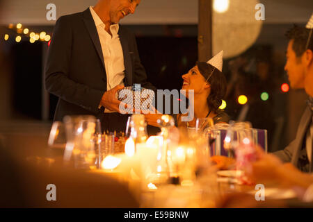 Man giving wife gift at Birthday party Banque D'Images