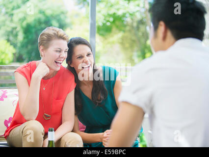 Rire des femmes at party Banque D'Images