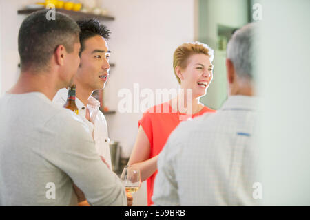 Amis parler at party Banque D'Images