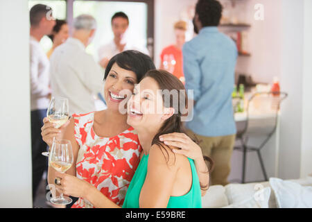 Women hugging at party Banque D'Images