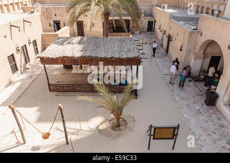 Dubaï, Émirats arabes unis - 9 novembre : Ancienne école islamique, village du patrimoine le 9 novembre 2013. C'est le plus grand musée historique de Duba Banque D'Images