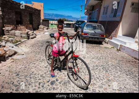 Les enfants locaux à Mindelo, île de Sao Vicente, Cap Vert. Banque D'Images