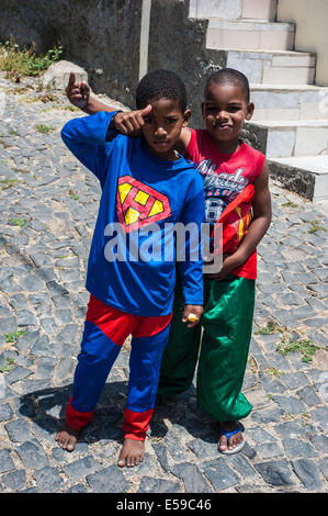 Les enfants locaux à Mindelo, île de Sao Vicente, Cap Vert. Banque D'Images