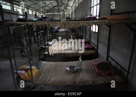 Laiza, Kachin, au Myanmar. 7 juillet, 2014. La caserne de nouvelle KIA recrues à un camp d'entraînement à Laiza, l'État de Kachin, au Myanmar. L'Armée pour l'indépendance kachin (KIA) est l'aile militaire de la KIO et lutte pour l'autonomie au sein de l'État de Kachin au Myanmar. Depuis 2011, les combats ont relancé entre KIA et l'armée birmane après un cessez-le-feu de longue date a été brisée. © Taylor Weidman/ZUMA/Alamy Fil Live News Banque D'Images