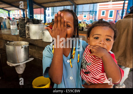 Les enfants locaux à Mindelo, île de Sao Vicente, Cap Vert. Banque D'Images