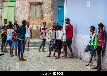 Les enfants locaux à Mindelo, île de Sao Vicente, Cap Vert. Banque D'Images