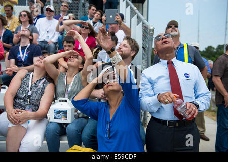 L'administrateur de la NASA Charles Bolden (à droite), sa femme, Alexis Walker, et d'autres invités regarder le lancement de la fusée Antares Orbital Sciences Corporation, avec le vaisseau cargo Cygnus à bord, dimanche, Juillet 13, 2014, de la NASA à Wallops Flight Facility dans Banque D'Images