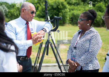L'administrateur de la NASA Charles Bolden discute des détails de la mission avec Gina Burgin avant le lancement de la fusée Antares avec le vaisseau cargo Cygnus au Wallops Flight Facility en Virginie. Banque D'Images