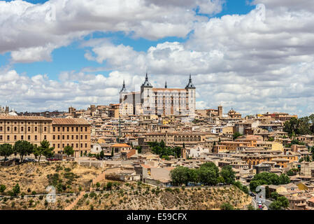 Vieille ville de Tolède, avec alcasar sur une colline, l'ancienne capitale de l'Espagne. Banque D'Images