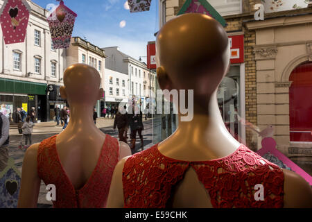 High Street à Cheltenham vue à travers la fenêtre de magasin de vêtements pour femmes, Gloucestershire, Royaume-Uni Banque D'Images