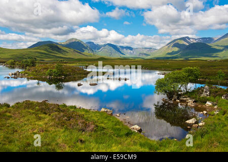 Les cumulus se reflétant dans un lac dans les highlands écossais, Glencoe, Ecosse, Grande-Bretagne Banque D'Images