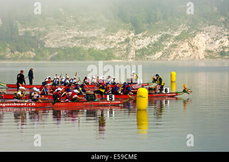 Dragon Boat sur la ligne d'arrivée d'un bateau de la course du club à Eglisau Dragonboat sur le Lac de Joux, Vallée de Joux, Canton Banque D'Images